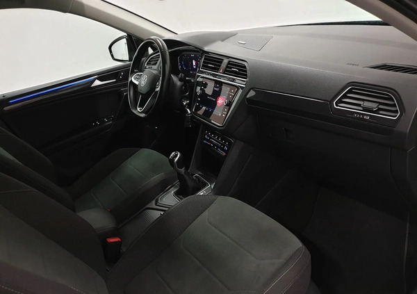 Volkswagen Tiguan cena 124999 przebieg: 126000, rok produkcji 2022 z Debrzno małe 781
